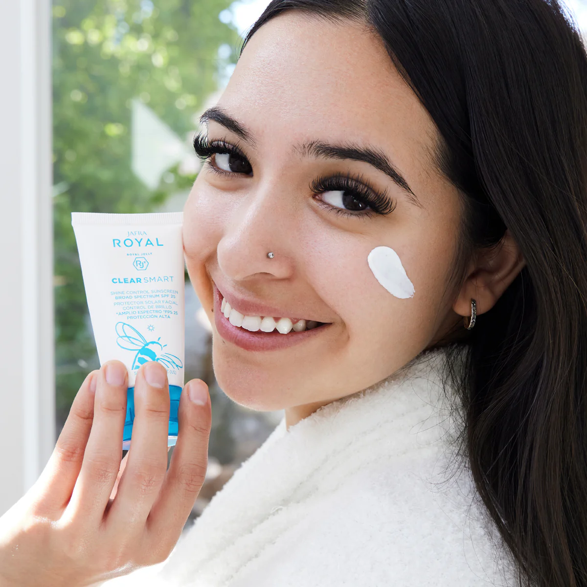 JAFRA ROYAL Clear Smart Shine Control Sunscreen Broad Spectrum SPF 25 - Image 3
